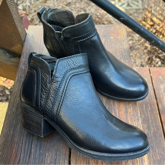 ROCKPORT ANISA V CUT BLACK ANKLE BOOTIES SIZE 6 - Picture 2 of 14